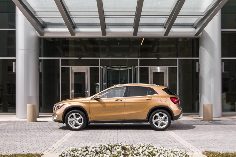2019 Mercedes-Benz GLA 250 4MATIC from a left side view